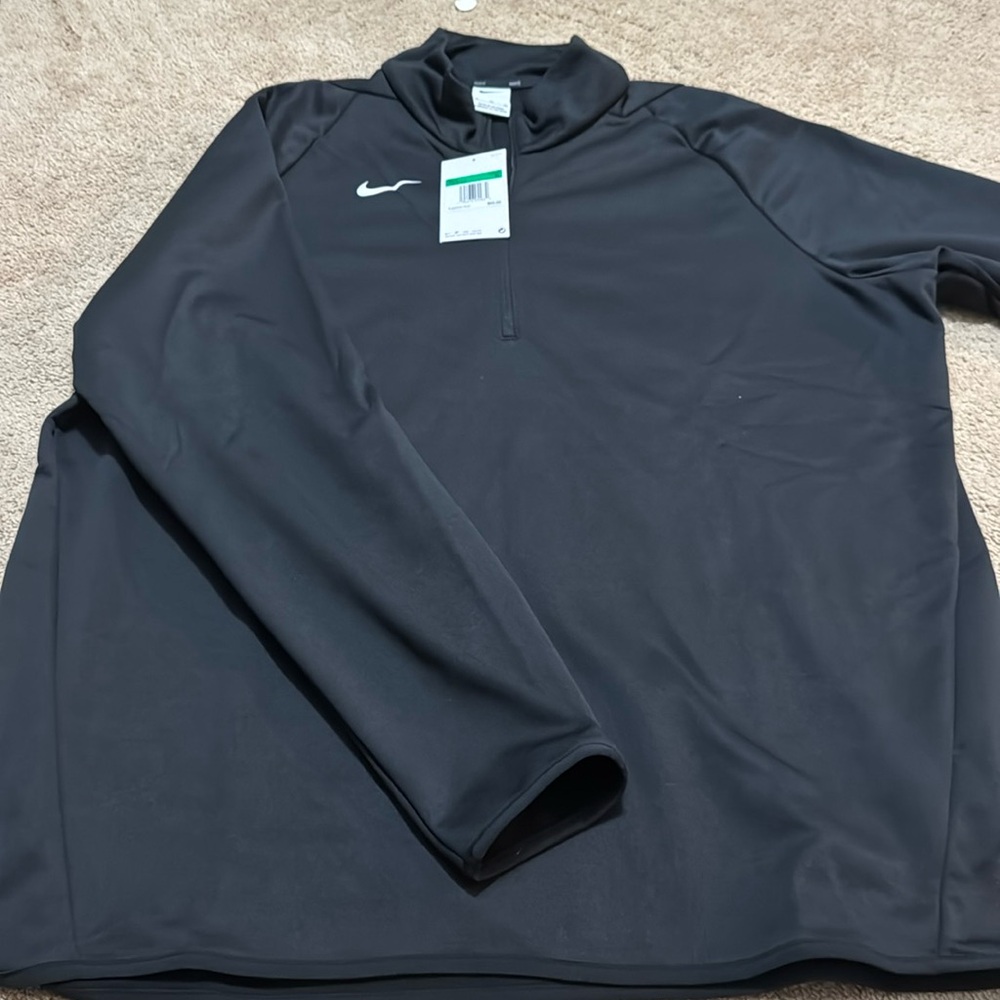 NWT Men’s Nike therma 1/4 zip top. Size XL.black/white.